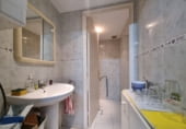 93m² commercial premises for sale in Barcelona, in the area of Guineueta photo