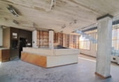 Local comercial en venta con 140m² en Figueras, Carrer de Tapis foto