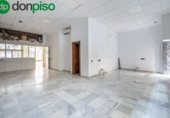 152m² commercial premises for sale in Granada, Calle Arabial photo