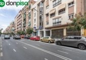 152m² commercial premises for sale in Granada, Calle Arabial photo