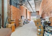 Local comercial en venta con 240m² en Puebla de Vallbona foto