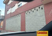 180m² commercial premises for rent in Torrelavega, Calle La Fuente photo