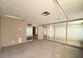 Local comercial en alquiler con 161m² en Barcelona, en la zona de Vilapicina i la Torre Llobeta, Carrer de Vèlia foto