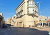 Local comercial en venta con 140m² en Figueras, Carrer de Tapis foto