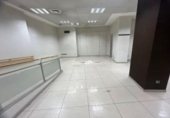 Local comercial en venta con 230m² en Madrid, en la zona de Palomeras Sureste, Calle de Villalobos foto