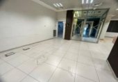 Local comercial en venta con 230m² en Madrid, en la zona de Palomeras Sureste, Calle de Villalobos foto