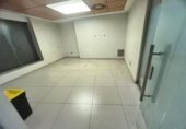 Local comercial en venta con 230m² en Madrid, en la zona de Palomeras Sureste, Calle de Villalobos foto