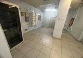 Local comercial en venta con 230m² en Madrid, en la zona de Palomeras Sureste, Calle de Villalobos foto