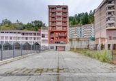 Local comercial en venta con 380m² en Ondarroa, Calle Iturribarri foto