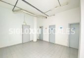 786m² commercial premises for rent in Barcelona, in the area of Collblanc, Carrer de la Riera Blanca photo