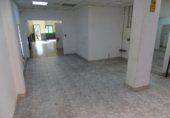Local comercial en alquiler con 130m² en Barcelona, en la zona de Vilapicina i la Torre Llobeta foto