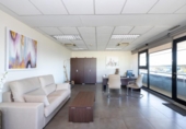 924m² building for sale in Peligros, photo