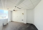 Local comercial en venta en Los Corrales de Buelna, Calle Hermanos Salas foto