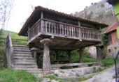 340m² commercial premises for sale in Llanes, photo