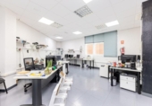 281m² warehouse industrial for sale in Madrid, in the area of Delights, Calle de Tomás Bretón photo