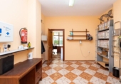Local comercial en venta con 61m² en Granada, en la zona de Los Vergeles foto