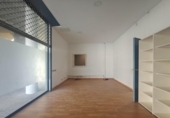 Local comercial en venta con 108m² en Barcelona, en la zona de Sant Pere, Santa Caterina i la Ribera, Plaça de Joan Fiveller foto