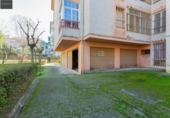 153m² commercial premises for sale in Granada, Calle Rosalía de Castro photo