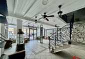 210m² commercial premises for sale in Laredo photo