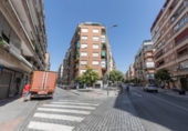 27m² commercial premises for sale in Granada, Calle Séneca photo