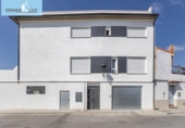 Edificio en venta con 200m² en Churriana de la Vega, Calle Camelia foto