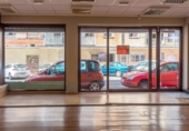 Local comercial en venta con 100m² en Torrevieja, Calle Orihuela foto