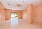 112m² commercial premises for sale in Granada, in the area of Doctors, Calle Doctor Mesa Moles photo