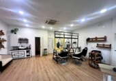 75m² salon de coiffure pour location à Madrid, dans le quartier de Bois du Roi, photo