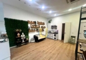75m² salon de coiffure pour location à Madrid, dans le quartier de Bois du Roi, photo