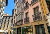 Local comercial en venta con 147m² en Pamplona, en la zona de Casco Antiguo, Calle Nueva foto