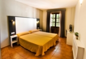 Hotel en venta con 2000m² en Galaroza foto