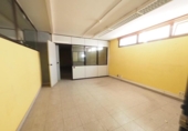Local comercial en venta con 417m² en Rubí, Carrer de Milà i Fontanals foto