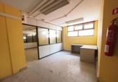Local comercial en venta con 417m² en Rubí, Carrer de Milà i Fontanals foto