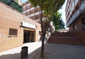 Local comercial en venta con 417m² en Rubí, Carrer de Milà i Fontanals foto