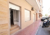 Local comercial en venta con 100m² en Torrevieja foto